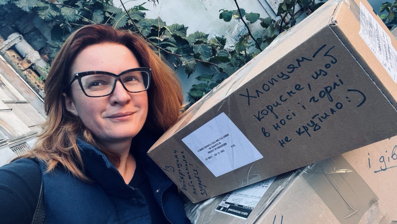 Foto: Olena Kvasha, TV-Produzentin der Filiale des Fernsehsenders Suspile in Odessa, schickt als Freiwille Hilfsgüter an die Front.