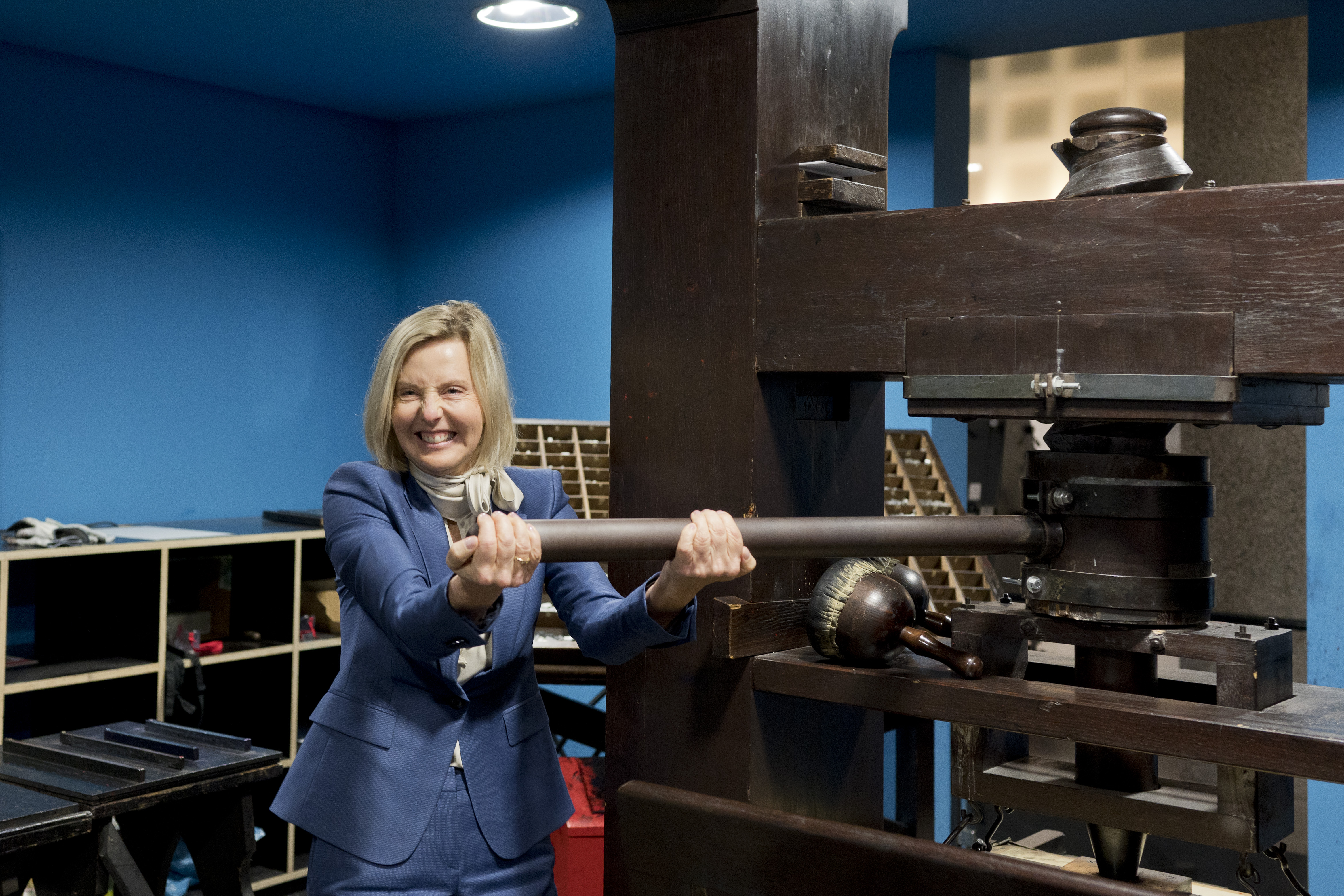 Marianne Janik beim Bedienen der historischen Druckerpresse