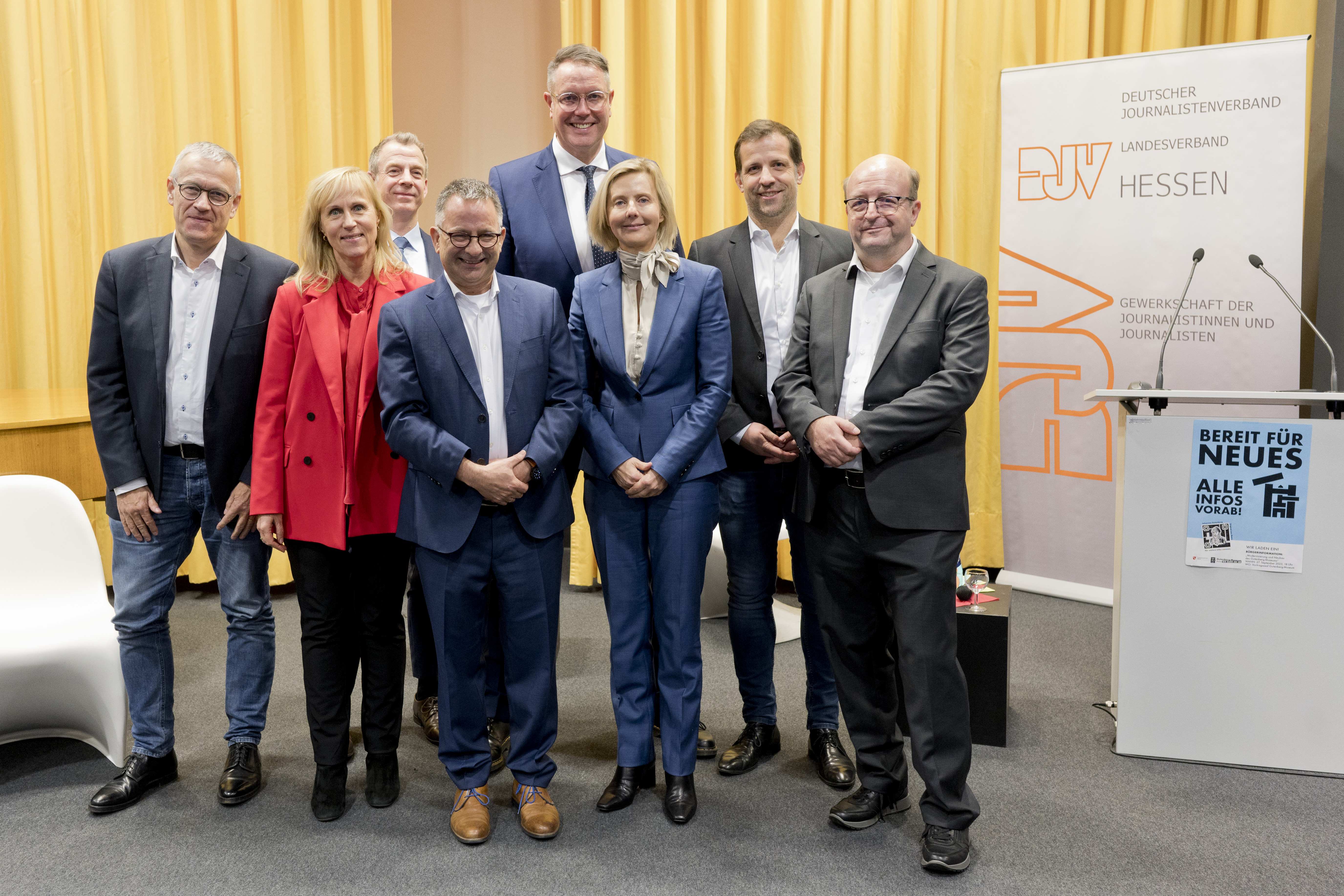 Die Gastgeber und ihre Gäste (v.l.n.r.:): Stefan Schröder (PC Wiesbaden), Heike Parakenings-Siefert (DJV Wiesbaden), Ulf Sölter (Gutenbergmuseum), Torsten Kirchmann (PC Mainz), Alexander Schweitzer (Digitalminister), Dr. Marianne Janik (Microsoft Deutschland), Nino Haase (OB Mainz), Jürgen Krämer (DJ Mainz-Rheinhessen).